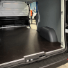 Habillage complet Renault Trafic : plancher en contreplaqué + parois en polypro + passages de roue en PEHD (option)
