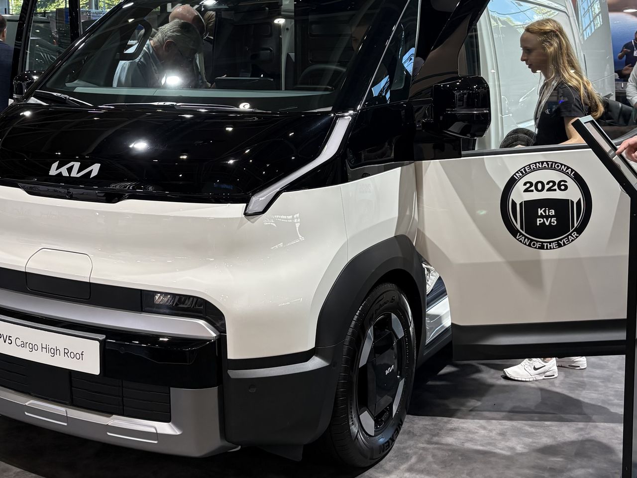 Kia PV5 Cargo High Roof (L2H2) auf der IAA Transportation 2026 mit dem Emblem „International Van of the Year 2026“