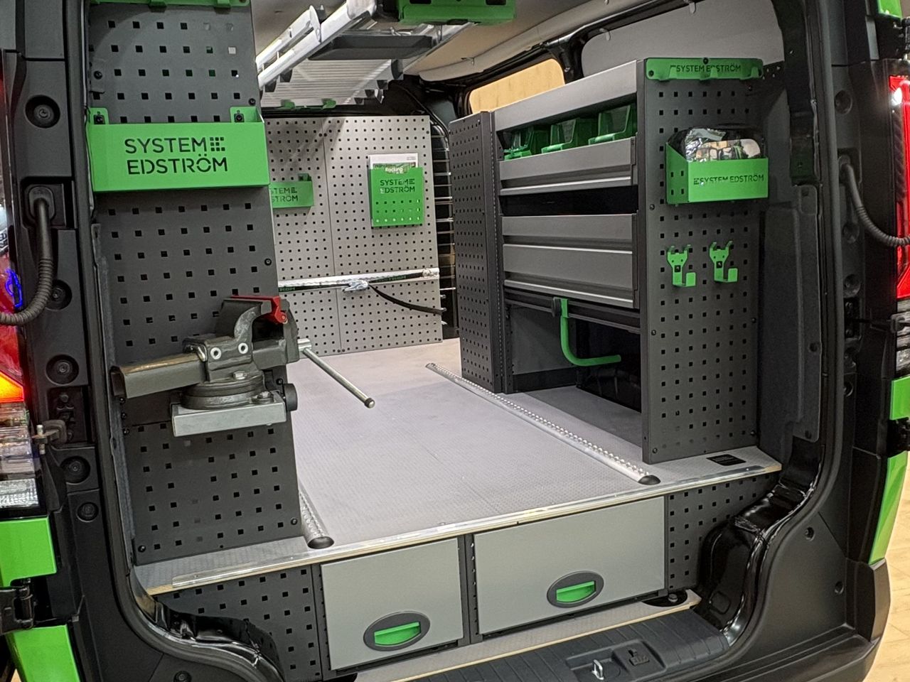 Heckzugang eines von System Edström ausgebauten Kia PV5 Cargo L2H1