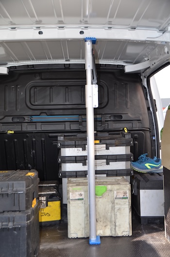 Teleskop-Zurrstange mit Auflagepad. Befestigung an Verstärkung im oberen Bereich