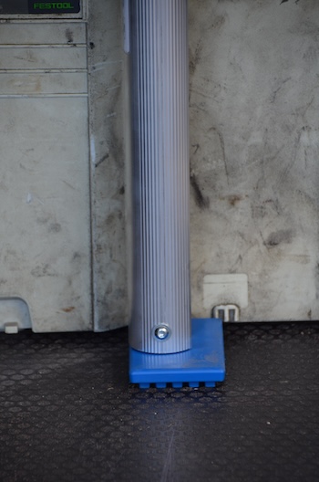 Zurrstange mit Auflagepad. Befestigung auf Holzboden.