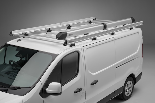 Aluminium-Dachgepäckträger Rhino Products montiert auf einem Nutzfahrzeug-Transporter