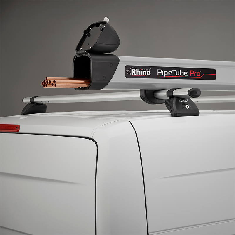 Rhino PipeTube Pro Rohrhalterung an Dachstangen eines Nutzfahrzeugs befestigt — Transport von Kupferrohren für Klempner — Excelvan.com